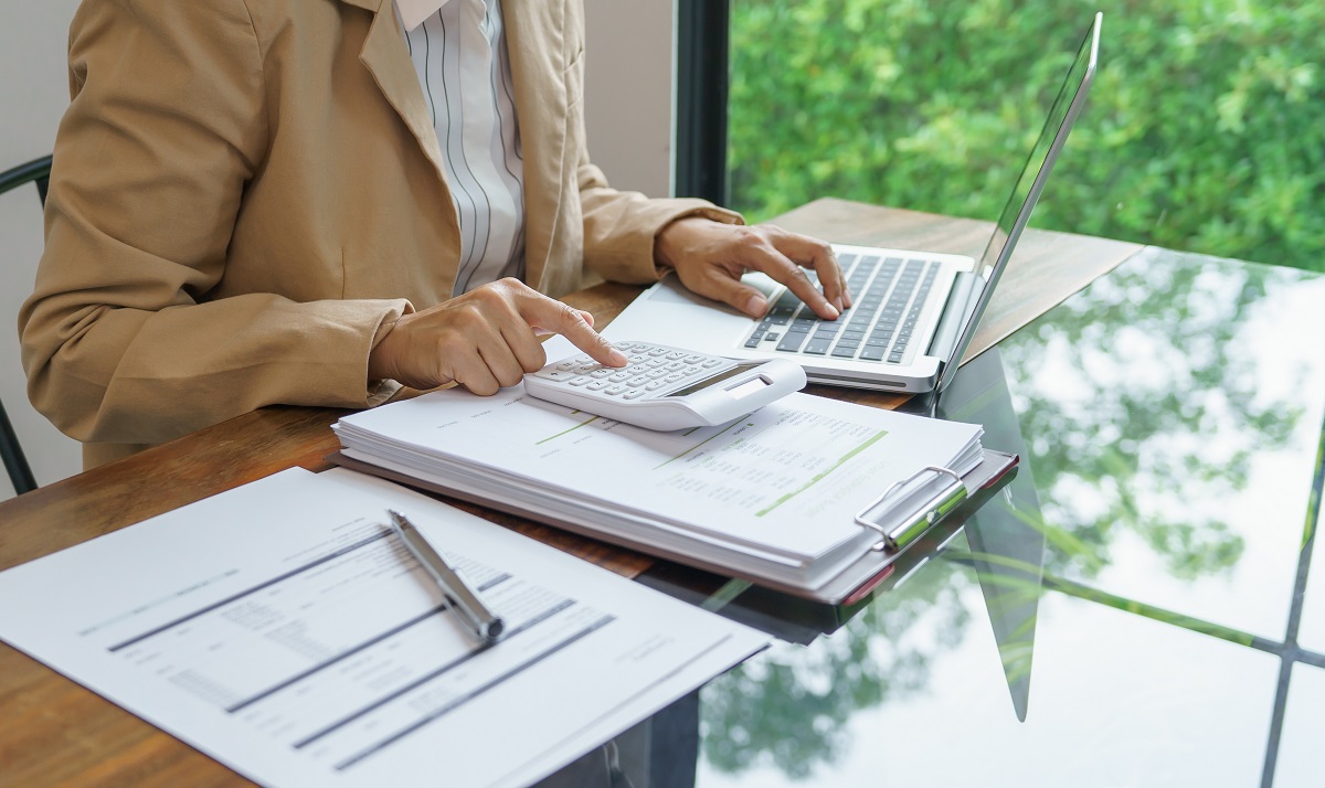 IST 17790 33370 Business woman calculating PILON payments